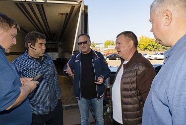 Оренбургский депутат собрал машину гумпомощи